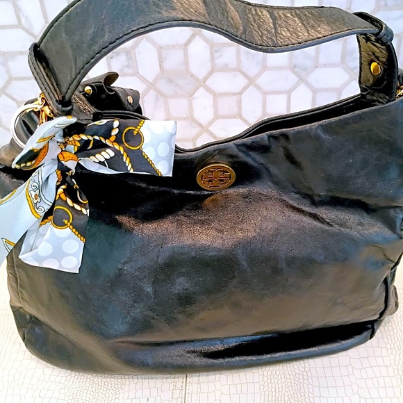 Rare Close to New Classic Torey Burch Large Shoulder Bag is crafted in Crinkled - Picture 4 of 16